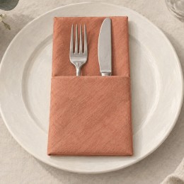 Illustration d’une pochette de serviette terracotta contenant une fourchette et un couteau de table.