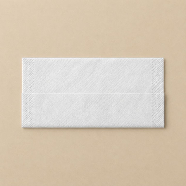 Serviette blanche à plat, bord inférieur relevé pour former la bande de la future poche.