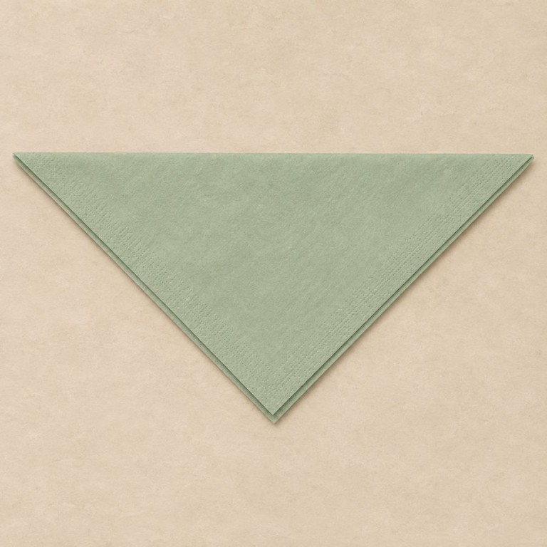 Serviette vert sauge en triangle, grand bord horizontal en haut et pointe en bas.