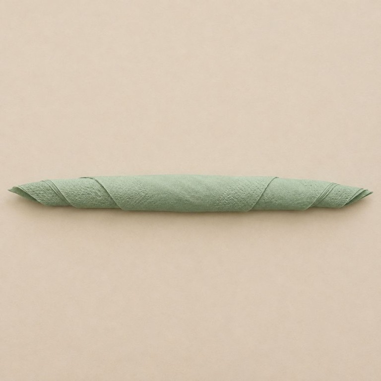 Serviette vert sauge enroulée en bande horizontale souple aux extrémités effilées.