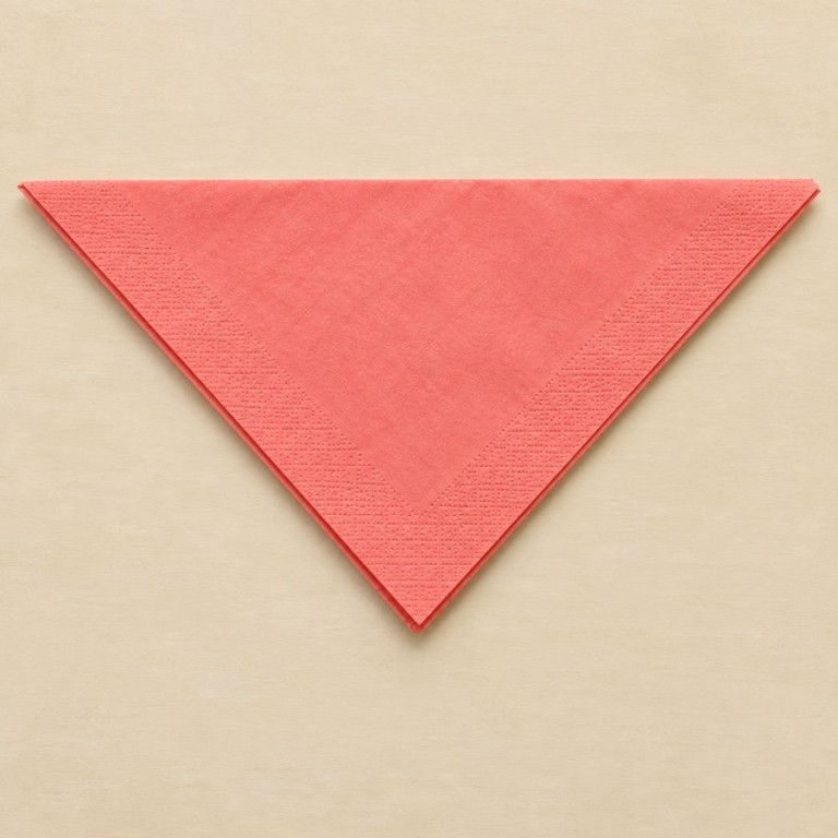 Serviette corail pliée en triangle à deux épaisseurs, pointe orientée vers le bas.